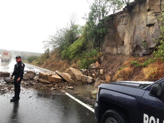 Aunque a paso lento, se restablece tráfico vehicular en la autopista Mazatlán-Culiacán