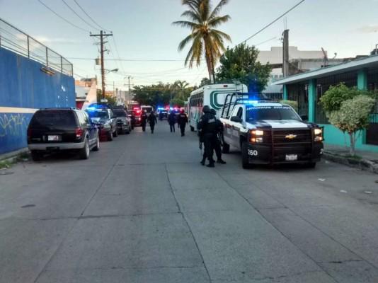 $!Mujeres en Mazatlán ‘encienden el fuego de sus voces’ en la Marcha del 8M