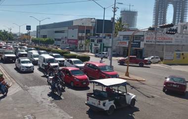 Tras el desfile de la Revolución Mexicana se registró un fuerte congestionamiento vial en Mazatlán.