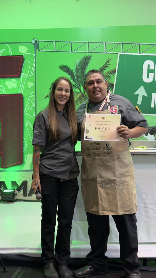 $!La también chef Carolina Zataráin hizo entrega de un reconocimiento al expositor.