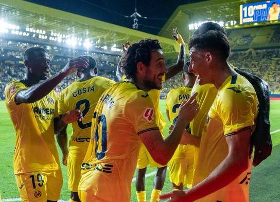 Dani Parejo es felicitado por sus compañeros tras lograr el gol del triunfo para el Villarreal.