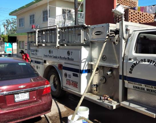 Mazatlán no tiene agua, pero al jefe de Bomberos Veteranos los socorristas se la llevan hasta su casa