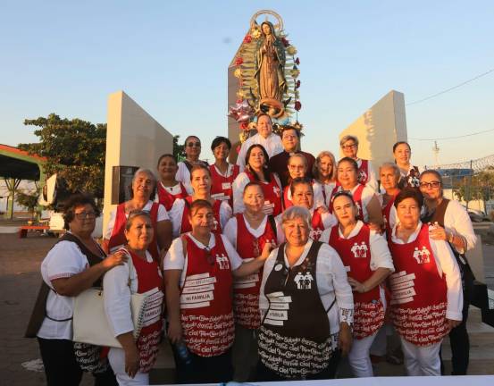 Los sacerdotes Alberto Ortega y Heriberto Gastélum y las integrantes de la Unidad Arca Continental, organizadoras del evento, se toman la fotografía del recuerdo.