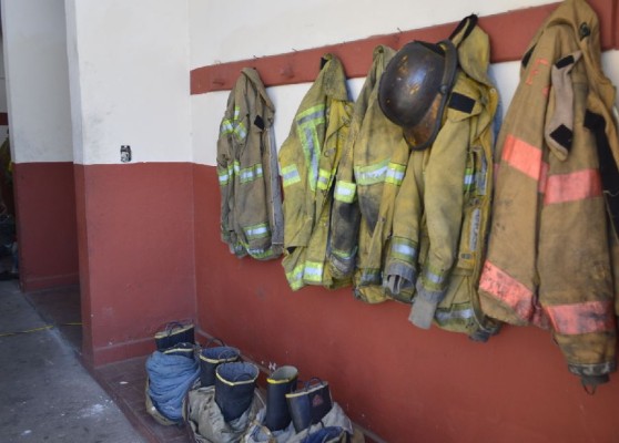 Tiene Cuerpo de Bomberos Voluntarios de Mazatlán uniformes en mal estado y  unidades descompuestas