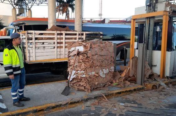 Un tráiler que transportaba cartón reciclado pero que se excedía en sus dimensiones dejó daños en una caseta de peaje.