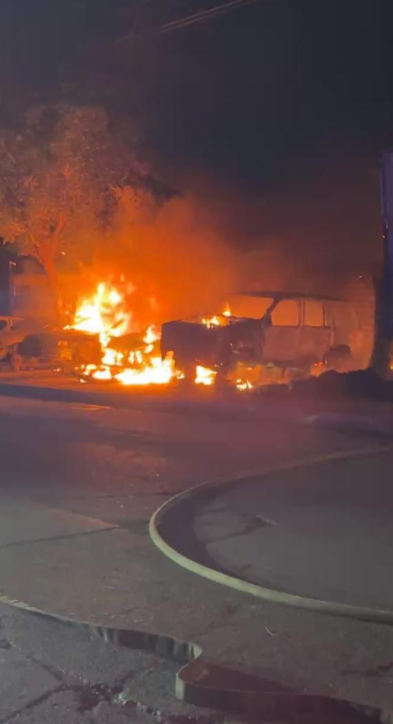 $!Incendio en la Miguel de la Madrid consume siete vehículos y una caja de tráiler en un yonke en Culiacán