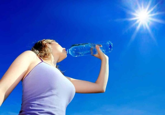 Toma al menos dos litros de agua al día