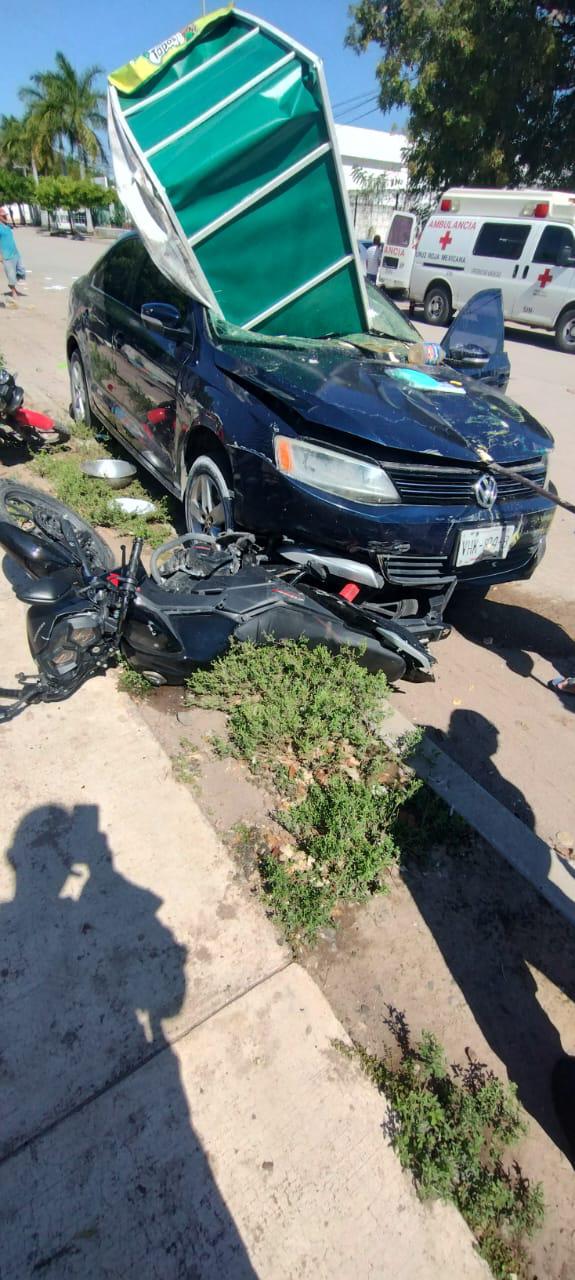 $!Auto choca con carreta de mariscos en Escuinapa