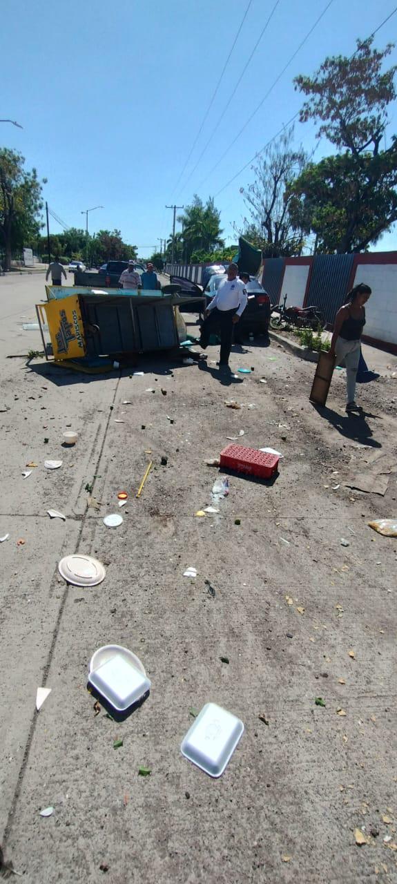 $!Auto choca con carreta de mariscos en Escuinapa