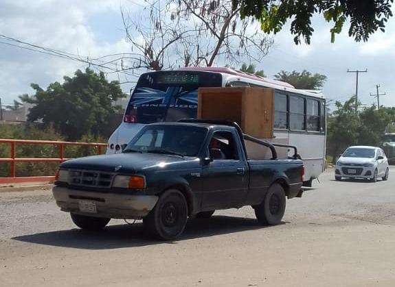 $!Tras más de 4 horas de bloqueo, permiten paso vehicular por predio particular en la Jaripillo, en Mazatlán