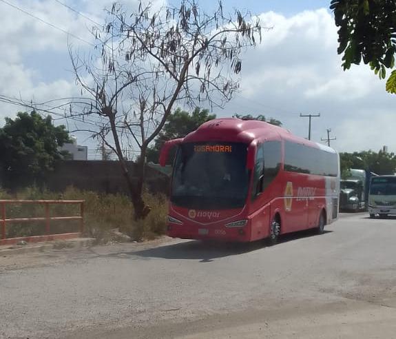 $!Tras más de 4 horas de bloqueo, permiten paso vehicular por predio particular en la Jaripillo, en Mazatlán