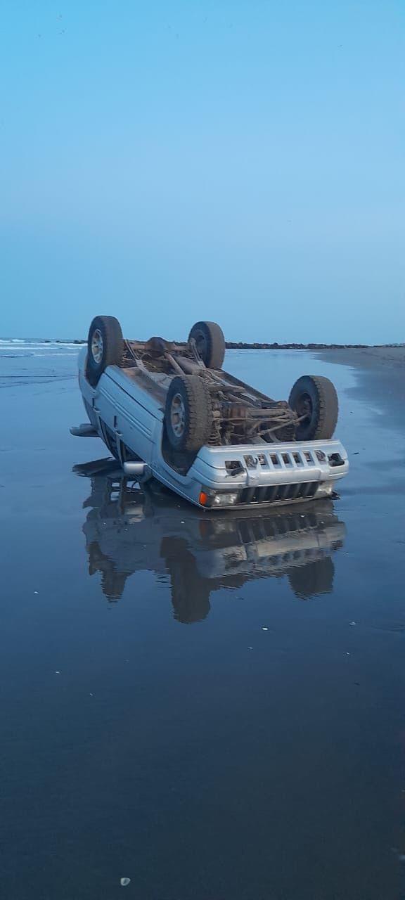 $!Se vuelca camioneta en playa de Angostura