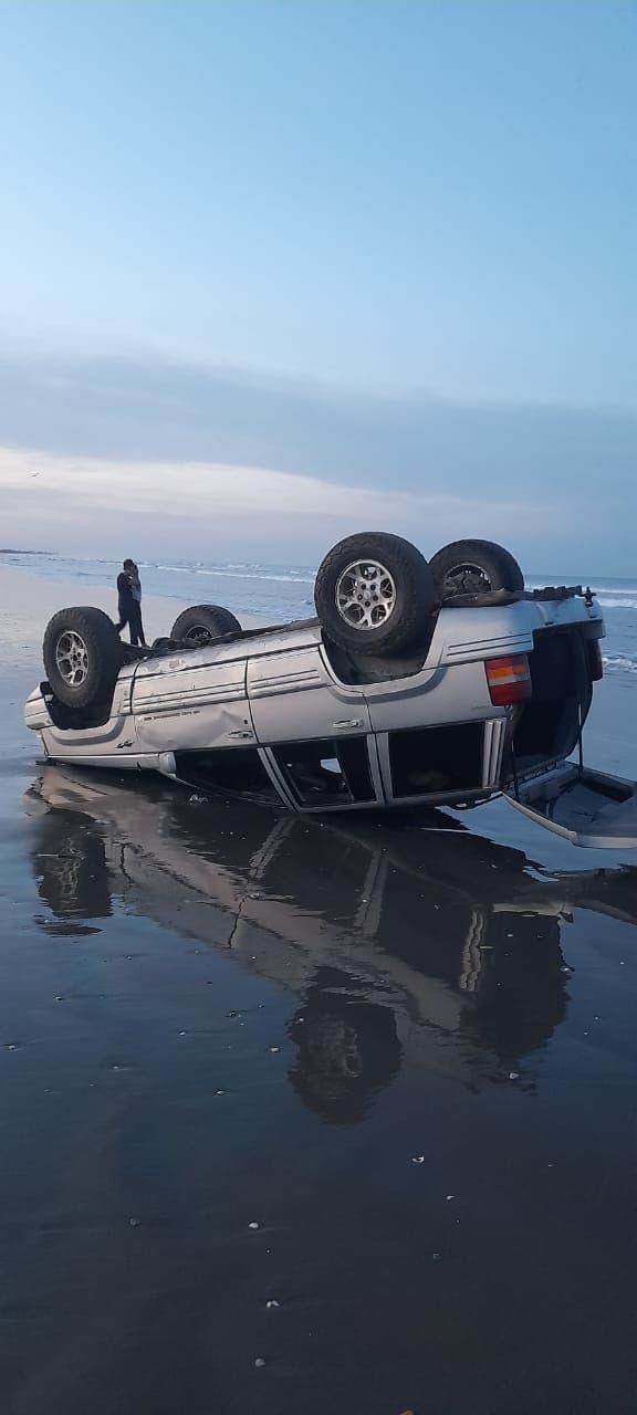 $!Se vuelca camioneta en playa de Angostura