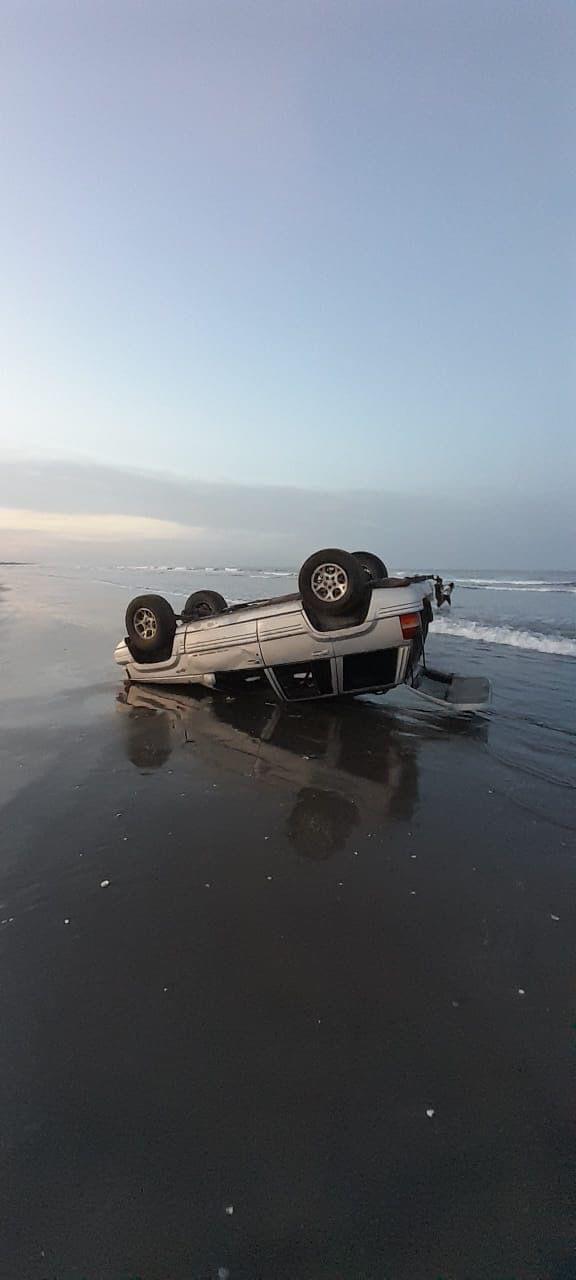 $!Se vuelca camioneta en playa de Angostura