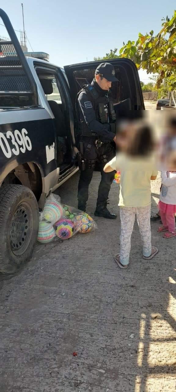 $!Niños de Culiacán reciben regalos navideños de parte de policías