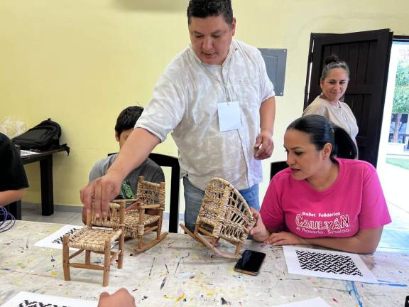 El tejido de sillas fue parte del taller artesanal.