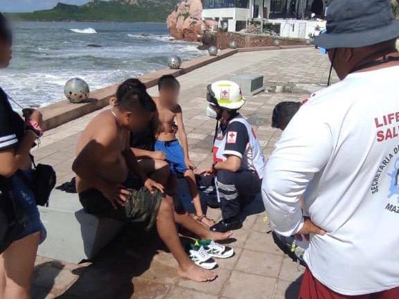 Atiende Policía Acuática a dos bañistas lesionados en Mazatlán; se metieron al mar y el oleaje los aventó a una zona rocosa