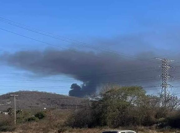 $!Incendio de llantas en Basurón Municipal prende alarmas nuevamente en Mazatlán