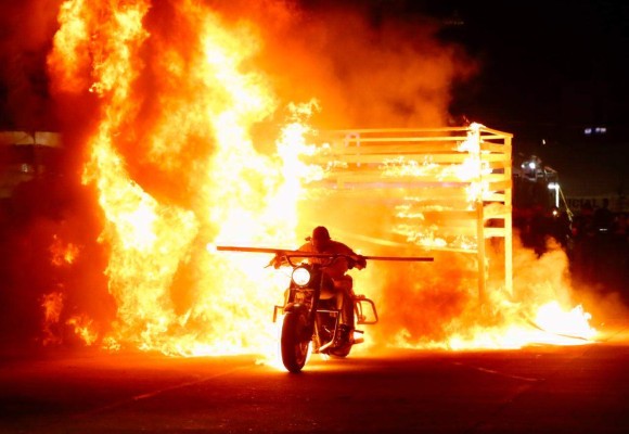 Escuadrón Acrobático de la GN cautiva en exhibición en la Semana Internacional de la Moto