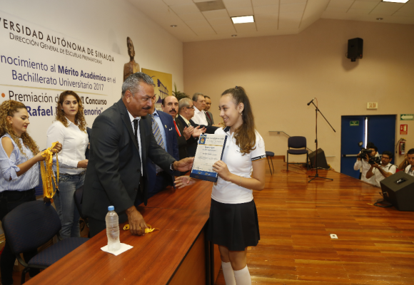 "Reconoce UAS A Sus Alumnos Destacados"