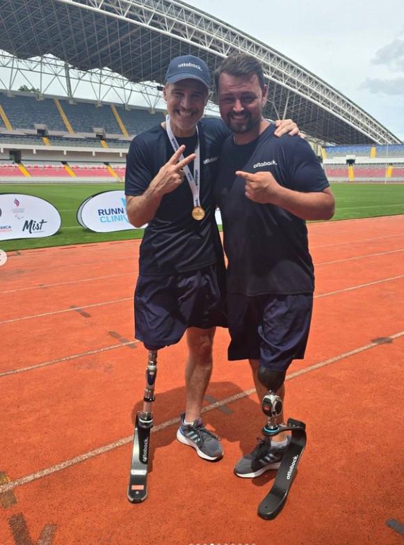 $!El actor mexicano junto al medallista olímpico Heinrich Popow.