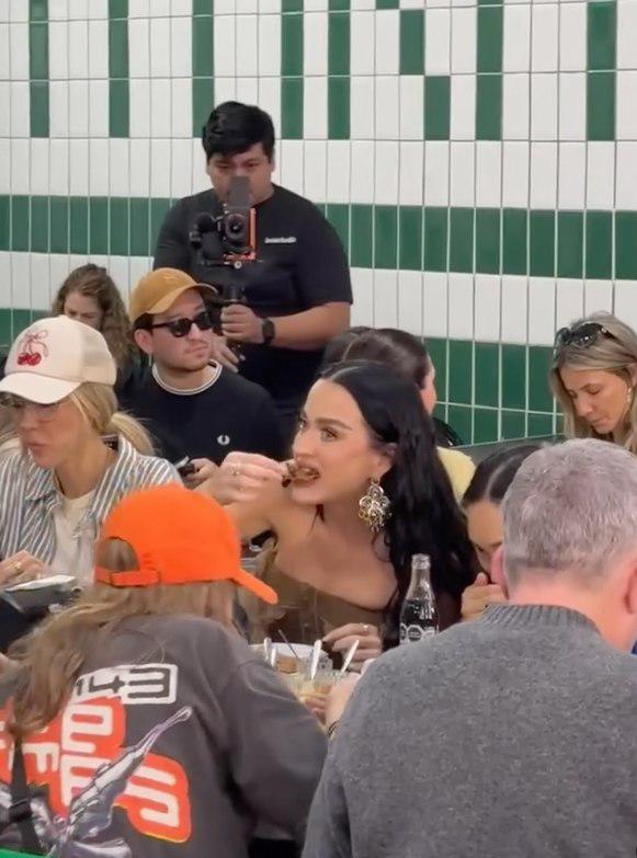 $!Disfruta Katy Perry de ricos tacos en Ciudad de México