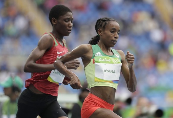 Almaz Ayana se enfila a paso veloz a la meta.