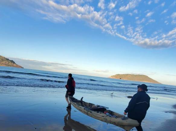 Disfrutan kayakistas de la pesca deportiva en mar abierto