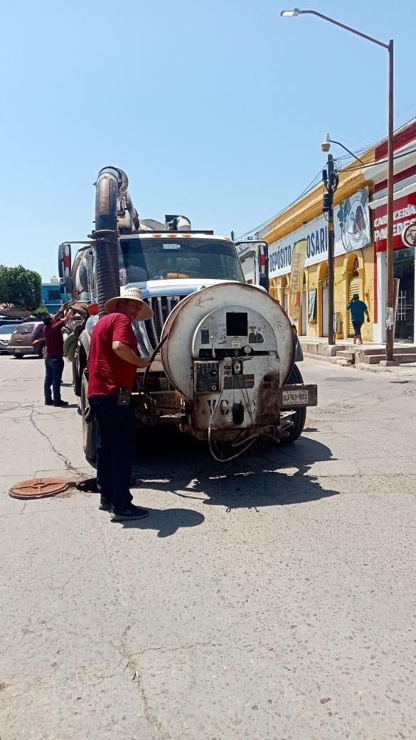 $!Previo a la temporada de lluvias realizan desazolve de líneas de drenaje de Rosario