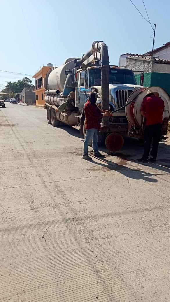 $!Previo a la temporada de lluvias realizan desazolve de líneas de drenaje de Rosario