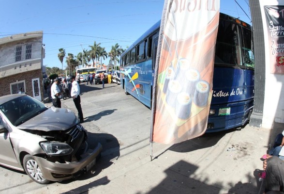 Autobús se queda sin frenos, choca un auto y contra una barda de un negocio en Mazatlán