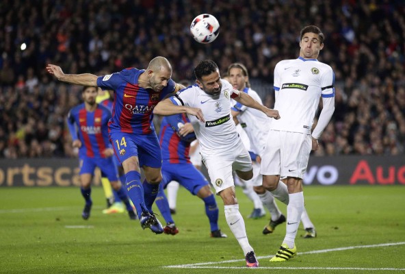 Javier Mascherano cabecea el balón ante la marca de Peña.