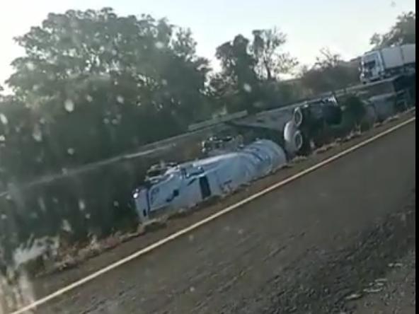 $!Vuelca pipa cargada de combustible en la autopista del Pacífico