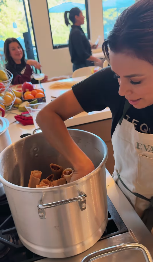 $!La actriz usó varias vaporeras para preparar sus tamales.