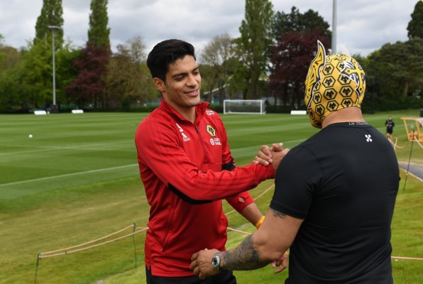 Sin Cara visita a Raúl Jiménez en el entrenamiento del Wolverhampton