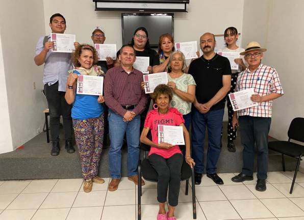 Los participantes recibieron su constancia en la clausura del seminario.