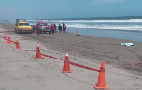 Dos personas fueron jaladas por el mar, uno de ellos fue rescatado con vida.