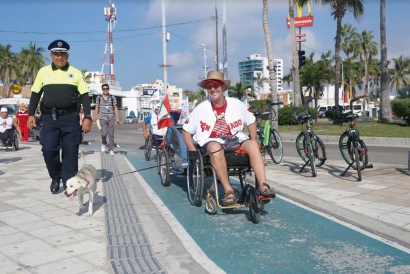 Recorre 5 mil 300 km de Canadá a Mazatlán... en silla de ruedas