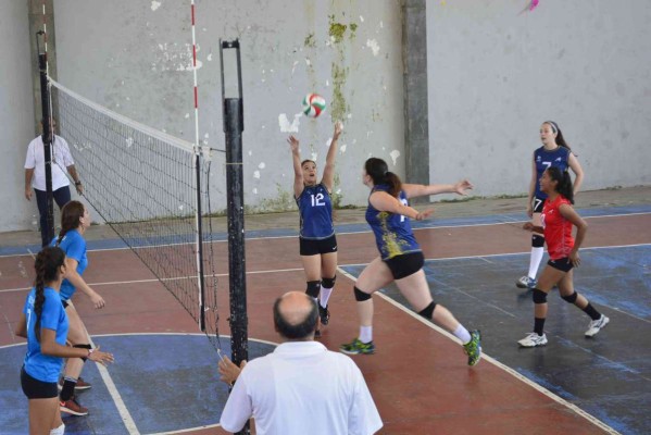 Tropiezan mazatlecas ante Durango en la Copa de Voleibol de Sala Mazatlán 2016