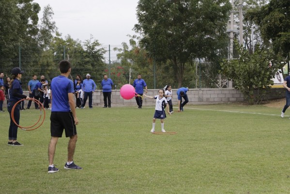 En el Colegio Niños Héroes, conviven y se divierten