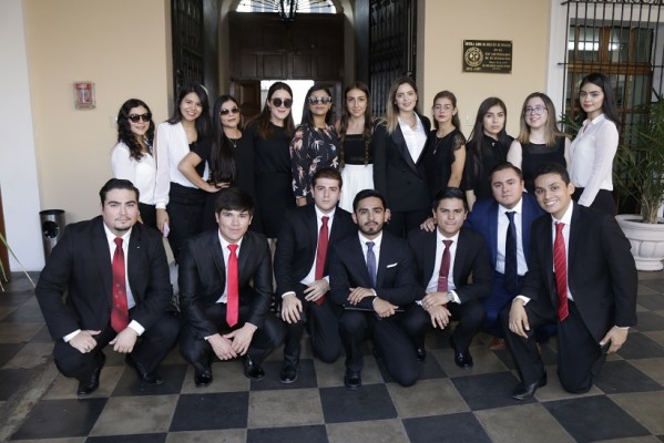 Integrantes de la nueva sociedad de alumnos celebraron esa tarde.