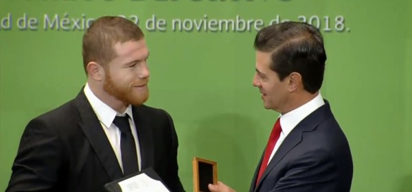 Canelo Álvarez recibe el Premio Nacional del Deporte de manos de Peña Nieto