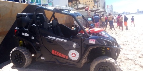 En Mazatlán, salvavidas y gerente de hotel rescatan a 6 mujeres del mar