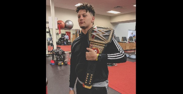 Patrick Mahomes presume cinturón de campeón estilo WWE