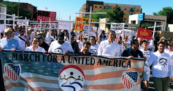 El Paso marcha contra el supremacismo blanco y el acoso de Trump a migrantes