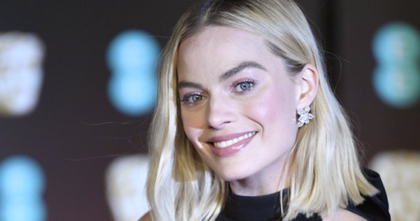 Margot Robbie negocia ser la muñeca Barbie.