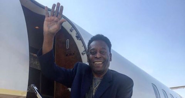 Pelé subasta en Londres trofeos y otros objetos de su carrera futbolística