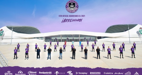 Los equipos varonil y femenil de Mazatlán FC se toman la foto oficial del Guard1anes 2021