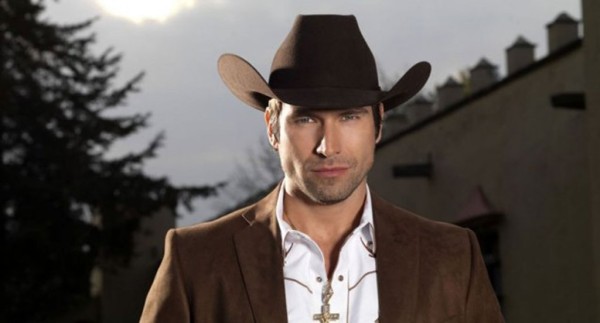 Critican la línea de ropa de Rafael Amaya