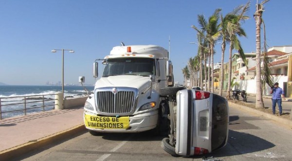 Choca carro contra tráiler y termina volcado